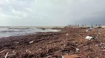 Edremit'te sağanak yağış ve lodos sonrası plaj ve köprüde hasar