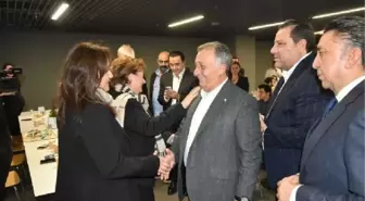 Beşiktaş Başkanı Ahmet Nur Çebi çalışanlarla vedalaştı