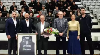 Beşiktaş Kulübü Başkanı Ahmet Nur Çebi, basketbol takımlarına veda ziyaretinde bulundu