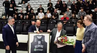 Beşiktaş Başkanı Ahmet Nur Çebi, basketbol takımlarına veda ziyaretinde bulundu