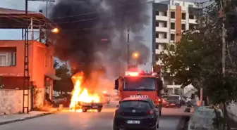 Hatay'da park halindeki otomobil alev alev yandı