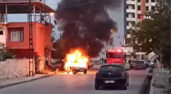 Hatay'da park halindeki otomobil alev alev yandı