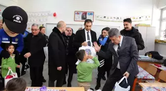 Erzurum İl Emniyet Müdürü Çocuklara Hediye Verdi