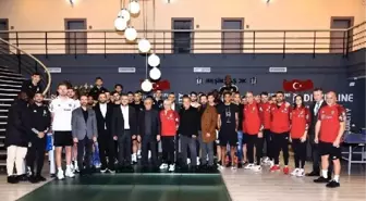 Beşiktaş Kulübü Başkanı Ahmet Nur Çebi, futbol takımını ziyaret etti