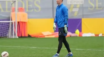 Eyüpspor'un genç kalecisi Berke Özer dikkat çekiyor