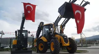 Çorum'un Osmancık Belediyesi, altyapı ve mezarlık hizmetlerinde kullanılmak üzere iki iş makinesi satın aldı