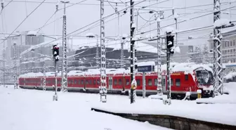 Almanya'da Yoğun Kar Yağışı Nedeniyle Tren Seferleri ve Uçuşlar İptal Edildi