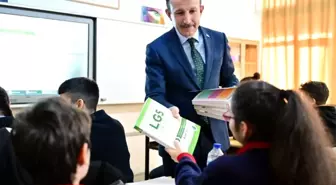 Altındağ Belediyesi, 8. sınıf öğrencilerine LGS hazırlık kitabı dağıtıyor