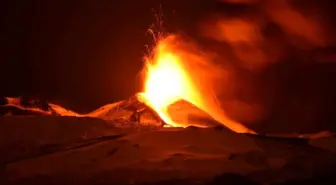 İtalya'daki Etna Yanardağı Güçlü Şekilde Kül ve Lav Püskürttü