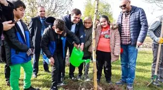 Uşak Belediye Başkanı Mehmet Çakın, Engelliler Günü'nde çocuklarla fidan dikti