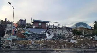 İBB, Üsküdar Salacak Sahili'ndeki kaçak kafenin yıkımını gerçekleştirdi