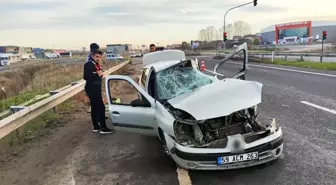 Tekirdağ Çerkezköy'de Işık İhlali Yapan Kamyon Otomobile Çarptı