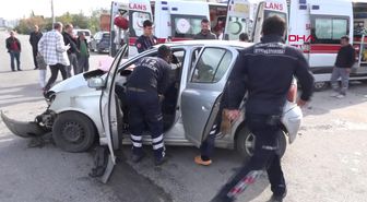 Antalya'da kontrolsüz kavşakta otomobiller çarpıştı