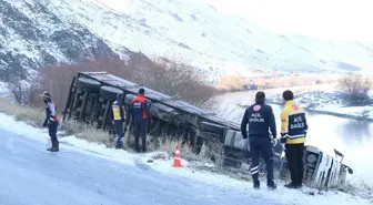 Ağrı'da Şarampole Devrilen Tırın Sürücüsü Hayatını Kaybetti