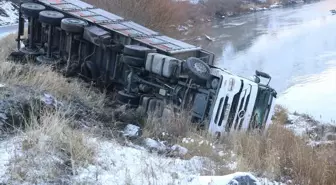Ağrı'da şarampole devrilen tırın sürücüsü hayatını kaybetti