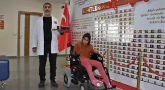 Engelli Çocuğunu Sosyalleştirmek İçin Babasının Çalıştığı Kuruma Getiriyor