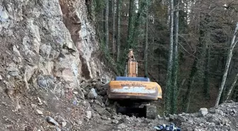 Karabük'te yol çalışması sırasında iş makinesine kaya düştü, operatör hayatını kaybetti