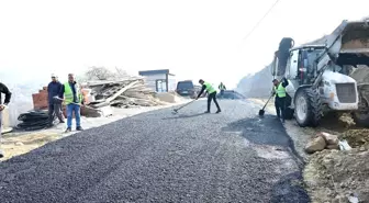 Yeşilyurt Belediyesi Mollakasım Mahallesinin Yollarını Yeniliyor
