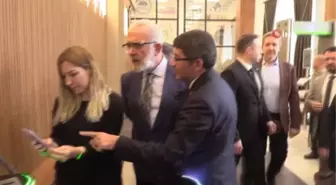 AK Parti Grup Başkanvekili Manisa Milletvekili Bahadır Yenişehirlioğlu Şehzadeler Belediyesi'nin hizmete açtığı kütüphane ve gençlik merkezini inceledi