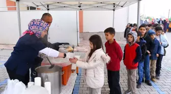 Kahramanmaraş Dulkadiroğlu Belediyesi Sultan Bayazıt İlkokulu öğrencilerine çorba ikramında bulundu