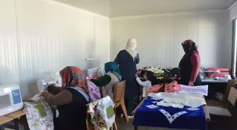 Afetzede Kadınlar Depremin İzlerini Silmeye Çalışıyor