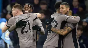 Premier Lig'de Arsenal liderliğini sürdürdü