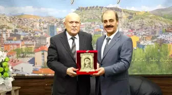 Bayburt Ticaret İl Müdürü Erkan Zengin, Belediye Başkanı Hükmü Pekmezci'ye veda ziyaretinde bulundu