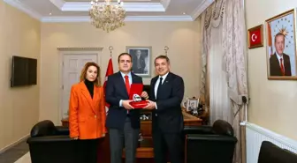 Muğla Valisi İdris Akbıyık, 112 Acil Sağlık Hizmetleri Haftası etkinlikleri kapsamında İl Sağlık Müdürü Dr. Ali Burak Mülayim'i ziyaret etti