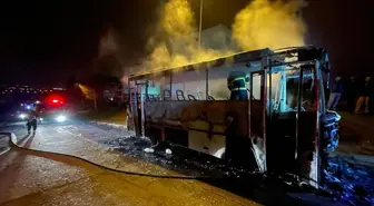 Düzce'de park halindeki işçi servisi yangında kullanılamaz hale geldi