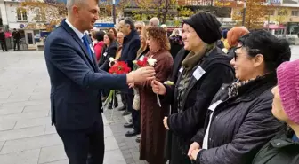 Gölcük Belediye Başkanı Ali Yıldırım Sezer, Türk kadınına karanfil hediye etti