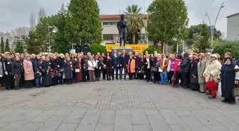 Gölcük Belediye Başkanı Ali Yıldırım Sezer, Türk kadınına karanfil hediye etti