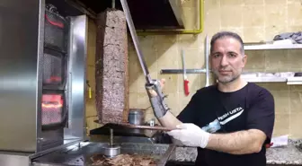 İzmir'de Engelli Döner Ustası Kendine Özel Aparat Geliştirdi