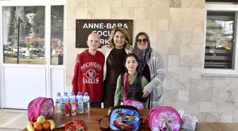 Kuşadası Belediyesi İhtiyaç Sahibi Çocuklara Beslenme Çantası Desteği Sağlıyor