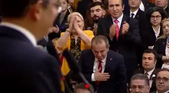 Özel'den Kılıçdaroğlu'nu kızdıracak hareket! Partiye geri dönen Tanju Özcan'ı ayakta alkışlattı