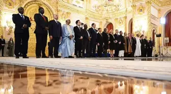 Putin hijyen nedeniyle Moskova'ya yeni atanan büyükelçilerin kendisine 22 metreden fazla yaklaşmamasını istedi
