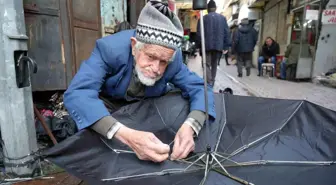 Samsun'da 94 yaşındaki şemsiye tamircisi büyük ilgi görüyor