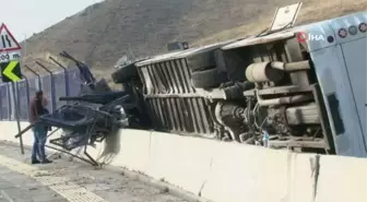 Ankara'da servis otobüsü demir bariyerleri aşarak devrildi