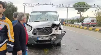 Erzin'de hafriyat kamyonuna arkadan çarpan minibüste 16 kişi yaralandı