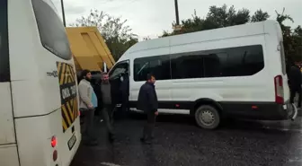Hatay'da işçi servisi ile hafriyat kamyonu çarpıştı: 9 yaralı