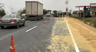 Manisa'da Yem Yüklü Tır Devrildi: 1 Yaralı