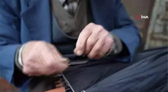 94 yaşındaki şemsiye tamircisinin başında kuyruk oluyorlar