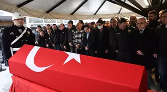 Ataşehir'de beyin kanaması sonucu hayatını kaybeden polis memuru Cebrail Narin'in cenazesi defnedildi