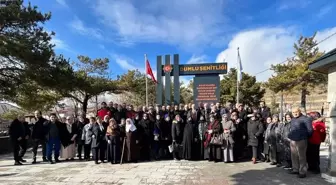 Erzurum'da 57 yıl önce yangında şehit olan 65 asker mezarları başında anıldı