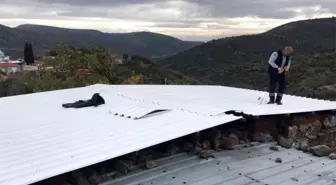 Yunusemre Belediyesi, çatısı zarar gören ailenin mağduriyetini giderdi