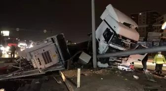 Kırıkkale'de Tırın Trafik Lambası Direğine Çarpması Sonucu 2 Kişi Yaralandı