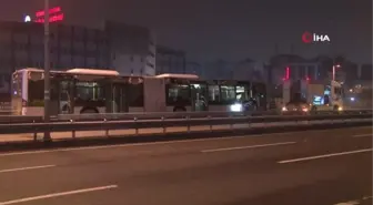 Okmeydanı'nda metrobüs reklam panosuna çarptı: 1 yaralı