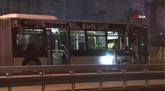 Okmeydanı'nda metrobüs reklam panosuna çarptı: 1 yaralı