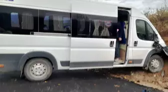 Simav'da servis minibüsü kaza yaptı: 14 çocuk hafif yaralandı