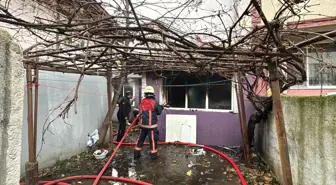 Düzce'de tek katlı ev yangında kullanılamaz hale geldi