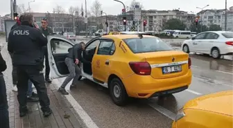 Bursa'da Taksi Şoförü Boynundan Bıçaklandı